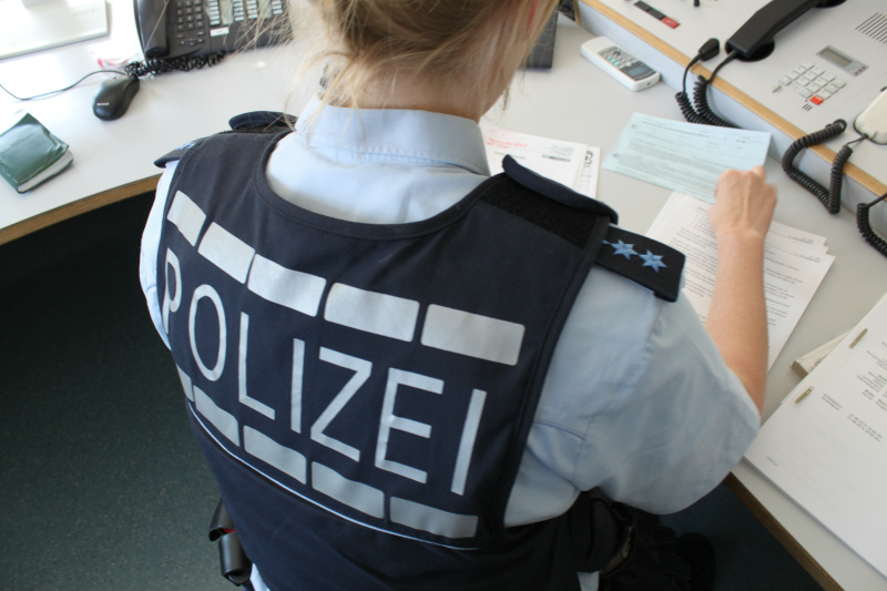 Polizei im Büro am Computer 110